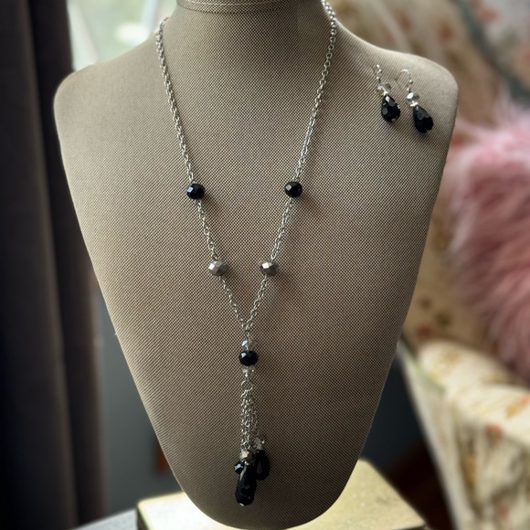Black faceted glass teardrop shaped beaded necklace and earring set - Picture 3 of 13